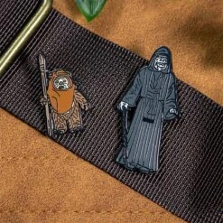 Pin Kings Star Wars Enamel Pin Badge Set 1.36 – Wicket W. Warrick And The Emperor 10 Pin Kings Star Wars Enamel Pin Badge Set 1.36 – Wicket W. Warrick And The Emperor -JustGeek Online Shop sw kenner pin kings 1.36 5