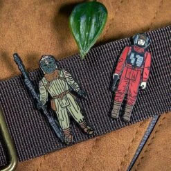 Pin Kings Star Wars Enamel Pin Badge Set 1.37 – B-Wing Pilot And Klaatu (in Skiff Guard Outfit) 10 Pin Kings Star Wars Enamel Pin Badge Set 1.37 – B-Wing Pilot And Klaatu (in Skiff Guard Outfit) -JustGeek Online Shop sw kenner pin kings 1.37 5